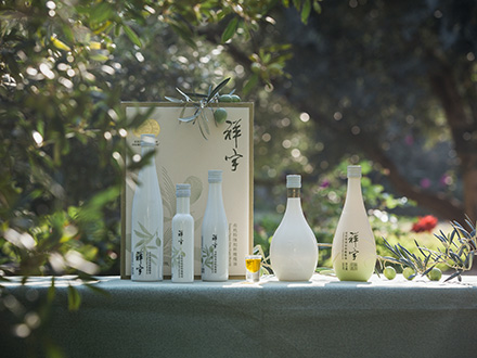 祥宇特級(jí)初榨橄欖油，純手工采摘、精選優(yōu)質(zhì)油橄欖鮮果，用意大利貝亞雷斯全自動(dòng)設(shè)備物理冷榨工藝，在鮮果采摘后8小時(shí)內(nèi)限時(shí)鮮榨而成。